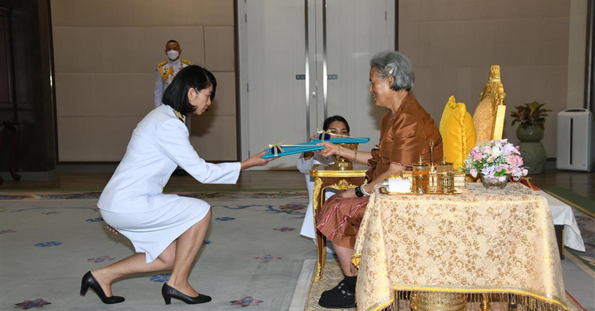 ประธานหลักสูตร ศศ.บ. ภาษาฝรั่งเศส คณะศิลปศาสตร์ เข้ารับมอบรางวัลครูภาษาฝรั่งเศสดีเด่น จารึกพระนามาภิไธย ย่อ กว ประจำปี ๒๕๖๗